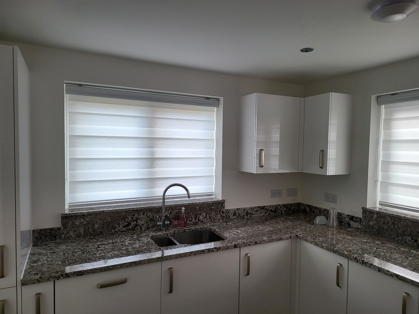 Decor Blinds Privacy 218 White Leopard