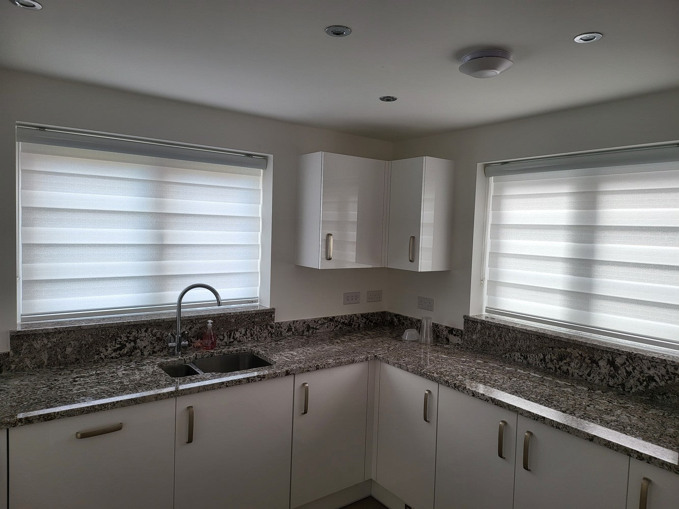 Decor Blinds Privacy 218 White Leopard